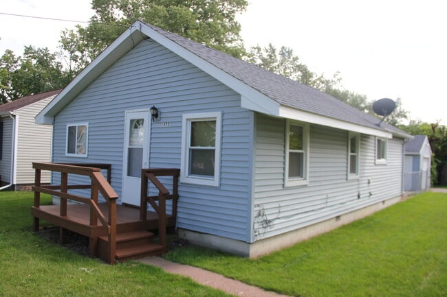 Building Photo - Available Now! 2 Bedroom 1 Bath home in Bu...