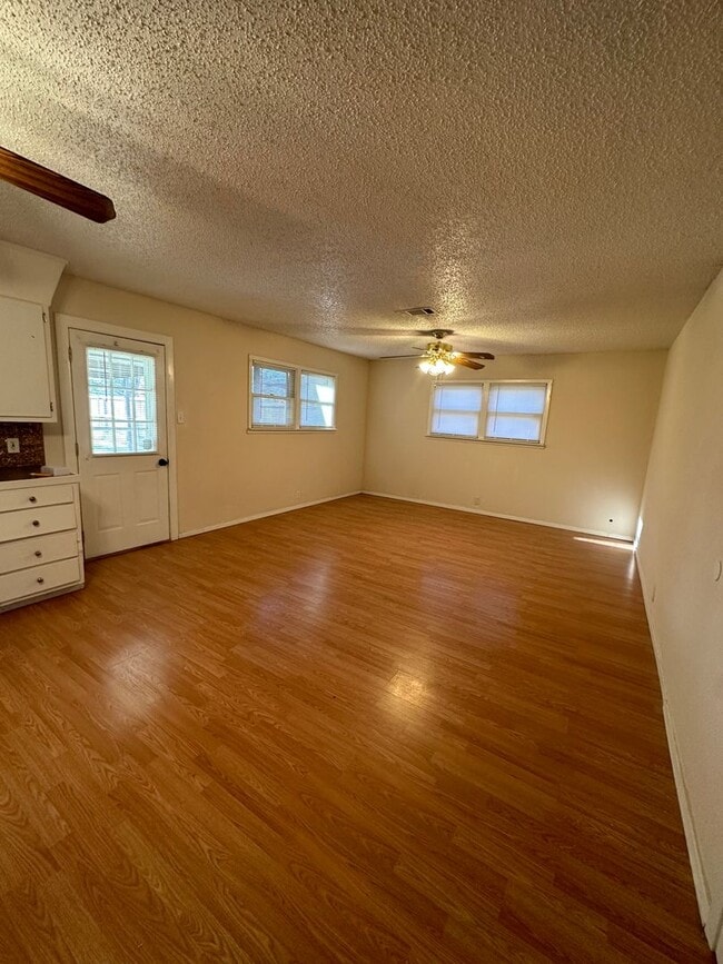 Photo - 3/2 with huge backyard and bonus living room