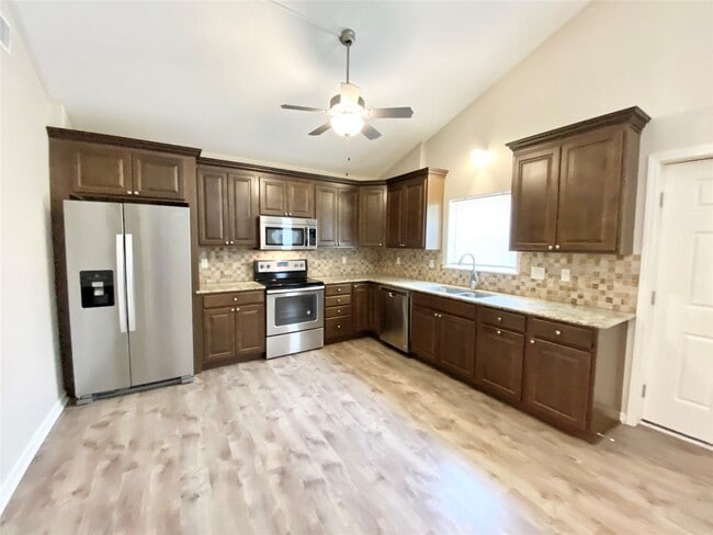 Photo - 140 Huisache St