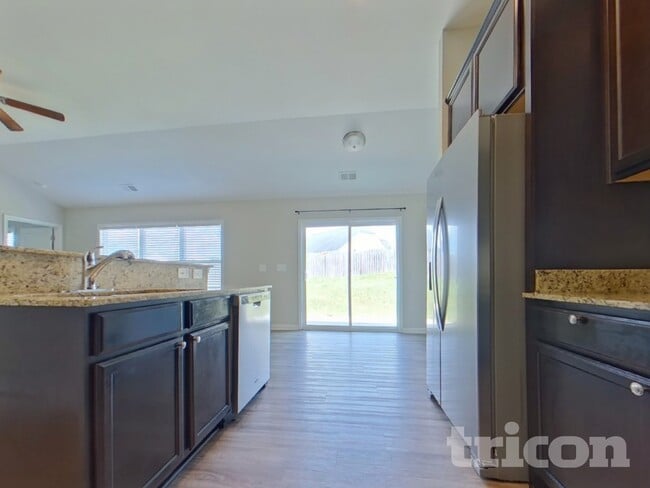 Photo - 415 Finch Ln