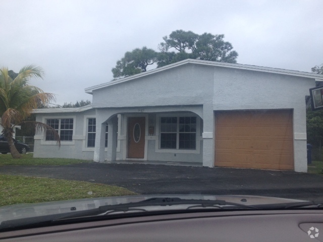 Building Photo - Large 4-2 with car garage Rental