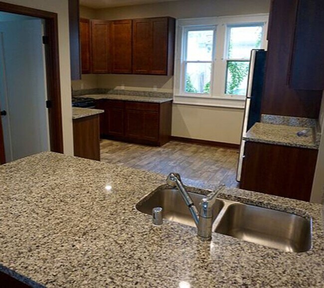 Building Photo - Affordable six bedroom house close to U of...