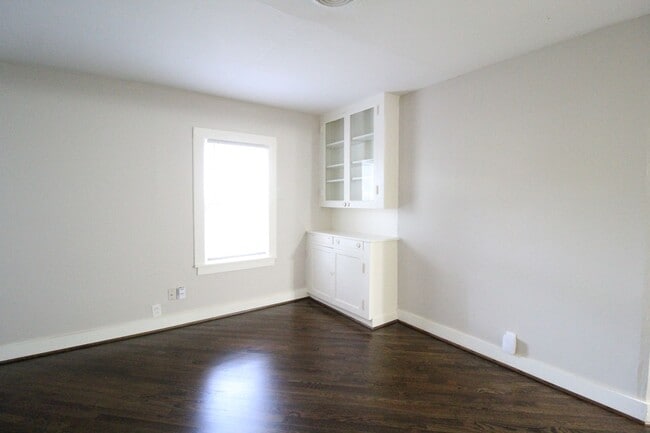 Photo - November Free On This 2 Bedroom 1 Bath Bun...