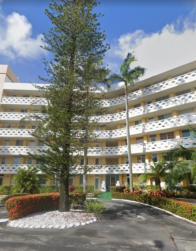 Building Photo - 2400 NE 9th St Unit 603