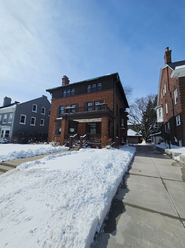 Building Photo - 2245-2247 N Lake Dr. (Duplex) Unit 2245 - Lower