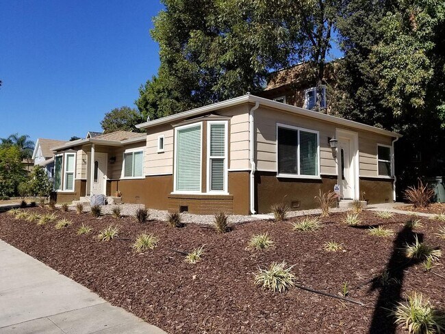 Photo - 917 N Los Robles Ave Unidad 917