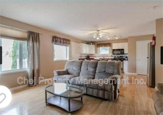 Photo - 838-118A 118a St NW