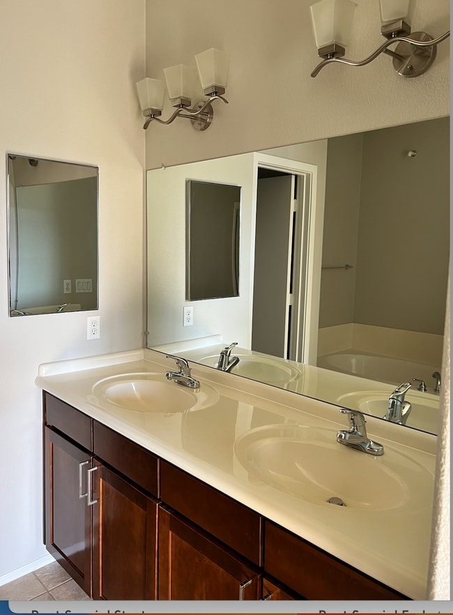 Building Photo - 6605 N 93rd Ave Unit 1003