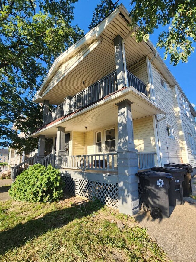 Building Photo - 3659 E 116th St Unit Lower Rental