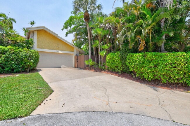 Photo - 7813 Kenway Pl W