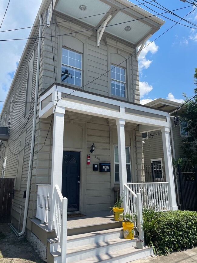 Building Photo - Renovated 2BD off St Charles Ave with Laundry Unit 2311 A