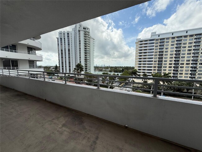 Photo - 5555 Collins Ave Unidad # 7U Rental