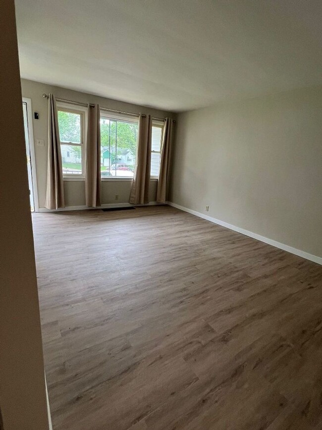 Spacious and Freshly Remodeled in Ritenour... - Spacious and Freshly Remodeled in Ritenour... Casa