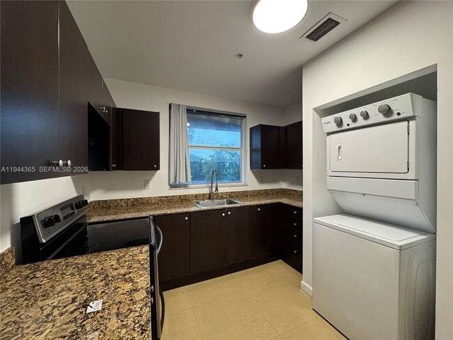 Building Photo - 529 NE 62nd St Unit 303