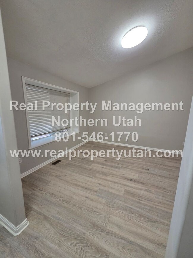 Photo - Updated 5 Bedroom 5 Bath Home in Layton Av...