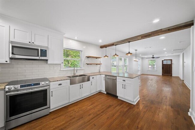 Photo - 1060 Regent St SW