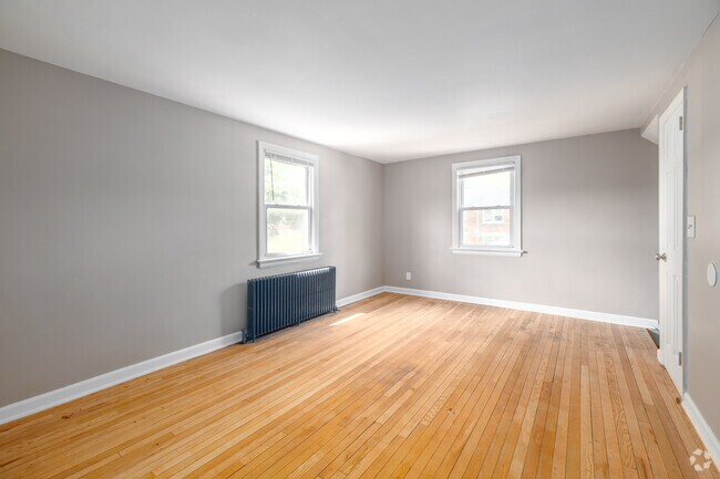 1BR, 1BA - 500SF - Premium - Living Area - Nottingham Apartments in Hamilton, NJ