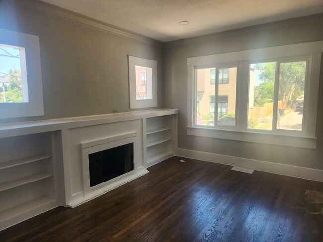 Photo - Bright & Updated 3-Bedroom Upper Unit All Utilities Included! Unit 1477- A