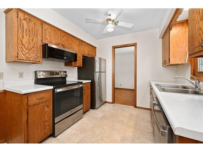 Photo - 10517 Quebec Ave N