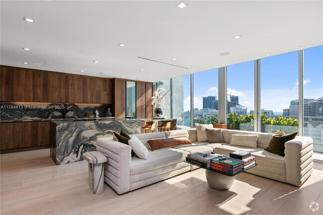 Building Photo - 90 SW 3rd St Unit PH-14 Rental