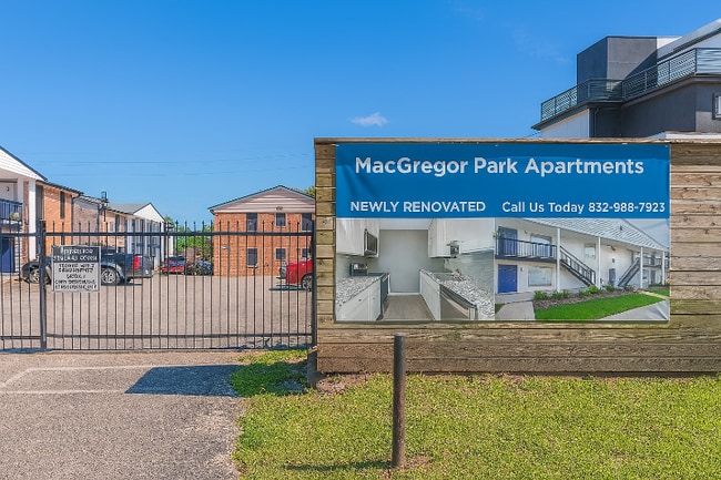 Building Photo - 3316 N MacGregor Way Rental