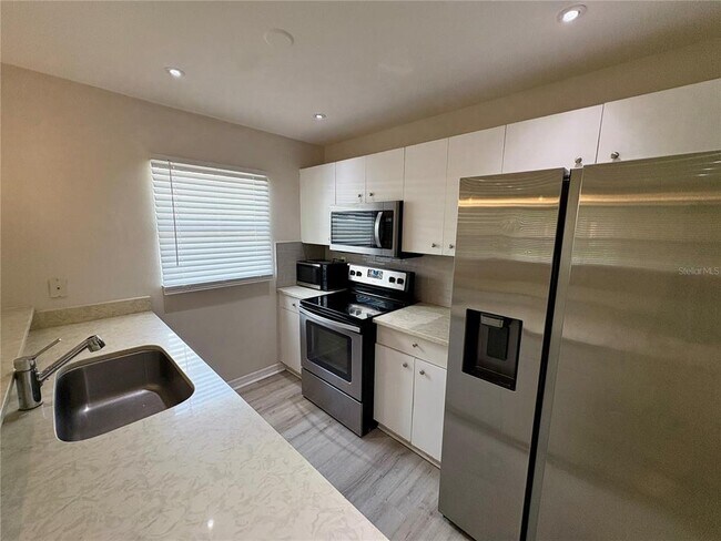 Photo - 218 10th Ave E