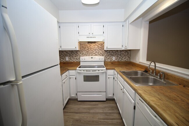 Photo - Foxborough Townhome with Modern Flooring &...