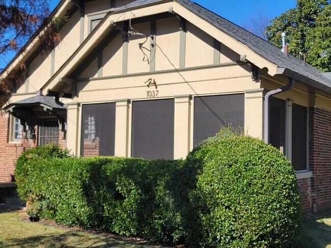 Photo - 10ft Ceilings - Chandeliers - Linen Gold S...