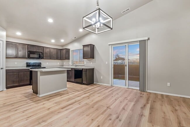 Photo - Spacious 4bd/2ba, Single Level Home in Qui...