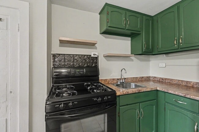 Photo - One bed, partially furnished, all utilities included Unidad 165 E Pomfret Apt 2