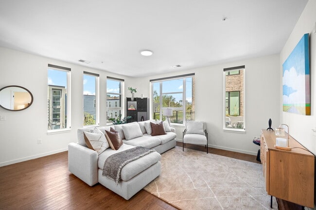 Building Photo - akin Tennyson