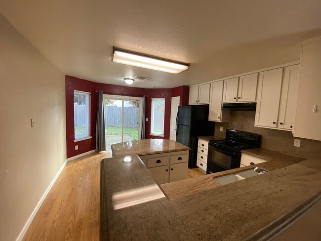 Photo - Spacious Halfplex in a Court