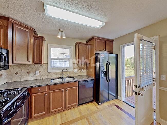 Photo - 387 Moreland Cir