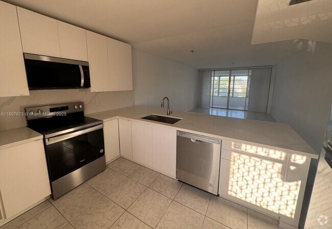 Building Photo - 1304 NE 191st St Unit A329 Rental