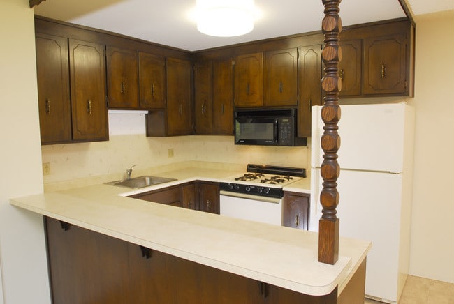 Howe Manor East Apartments