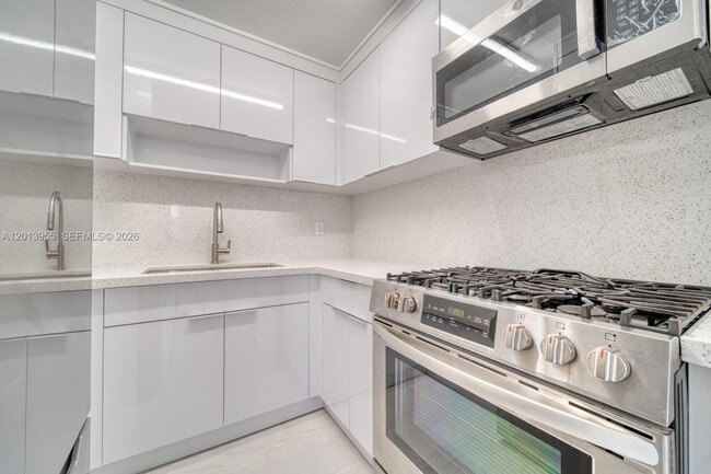 Building Photo - 7101 SW 89th Ct Unit 110