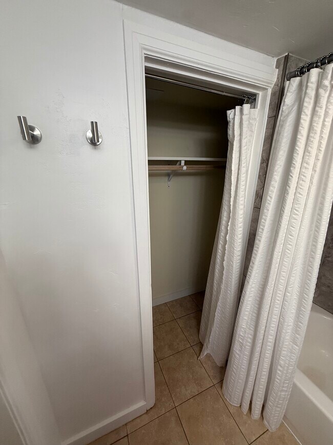 Photo - 311 N Broadway St Unidad 311 B