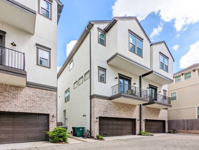 Building Photo - 1114 W 15th 1/2 St Unit D