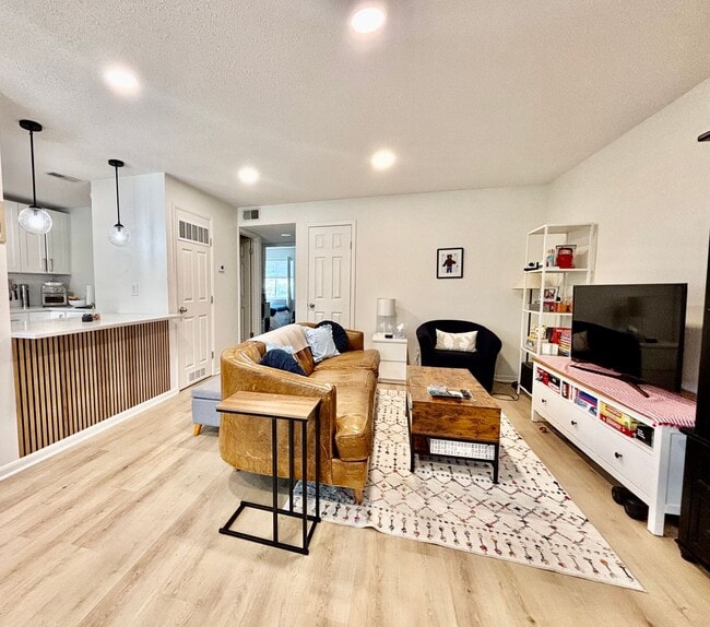 Building Photo - Westport Landings Unit 807-6