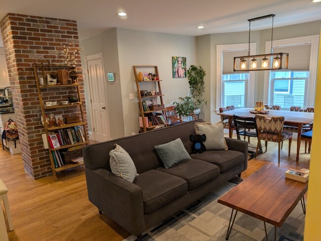 Building Photo - 28 Boston Ave Unit Modern two floor apartment with old charm