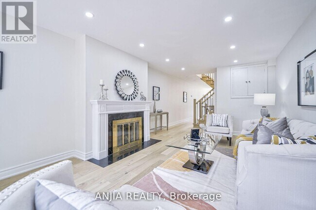 Photo - 322 Hillsdale Ave E