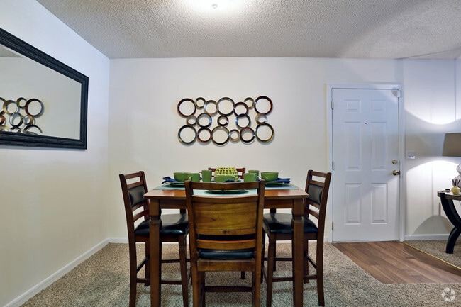 2BR, 2BA - 1010 SF - Jamison Park