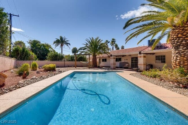 Building Photo - 1505 Strong Dr