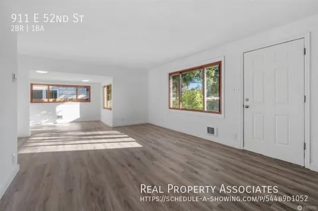 Photo - 911 E 52nd St