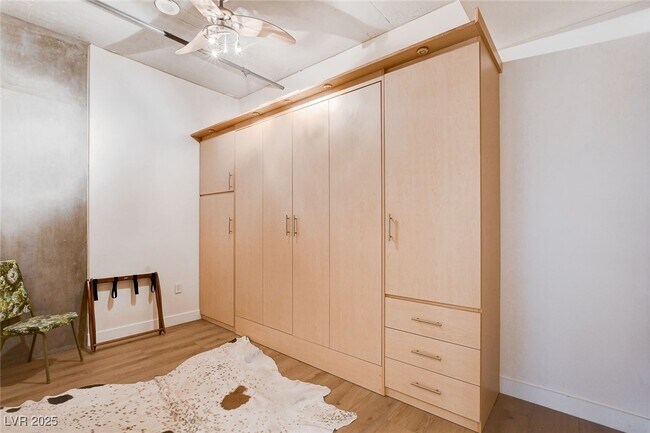 Building Photo - 353 E Bonneville Ave Unit 233 Rental