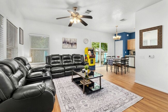 Photo - 2917 E 16th St