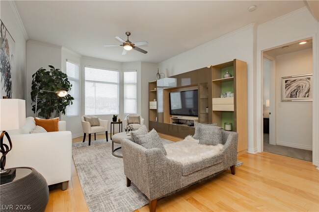 Building Photo - 2220 Village Walk Dr Unit 3220