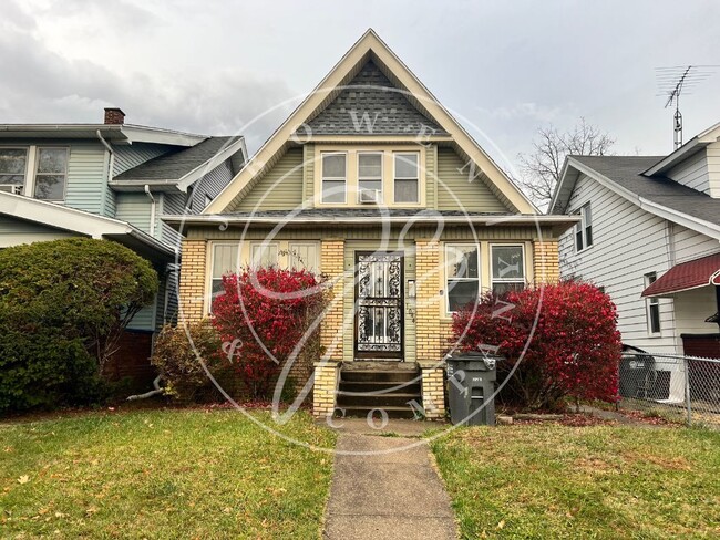 "Charming 3-Bed home with 2 Full Baths & H... - "Charming 3-Bed home with 2 Full Baths & H...