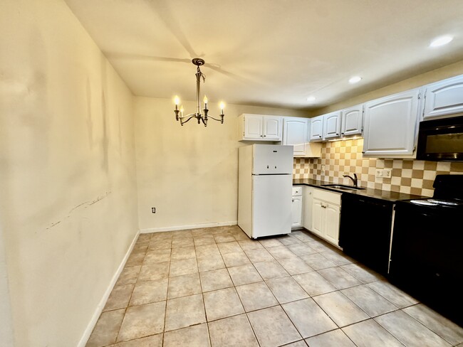 Kitchen/dining room - 145 Essex Ave Unit 407