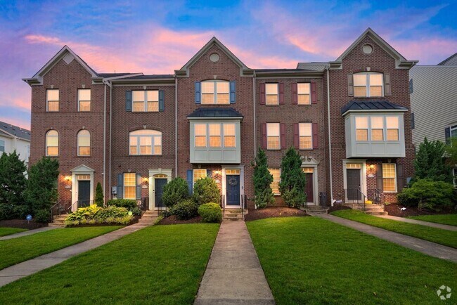 Building Photo - Stylish & Eco Friendly Townhome in Prime D...